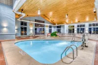 Holiday Inn Express & Suites Green Bay East