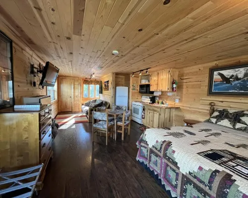 Beautiful Upper Suite on Nelson Lake with Balcony & Lakeviews! Hotels in Lenroot