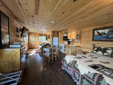 Beautiful Upper Suite on Nelson Lake with Balcony & Lakeviews! Отели в г. Ленрут
