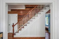 Charming + Circa 1889 Historic Eyebrow Home - مسبح خاص