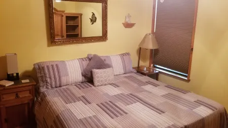 Wild Bills Riverfront Escape - Garden hot tub