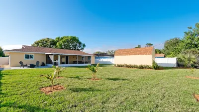 Sunshine Home, 6 Miles to AnnaMaria Island & Img, Pet Allow / Additional Fee Hotels near Palm View First Baptist Church