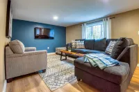 Charming Newly Renovated Home Hotels in Campton