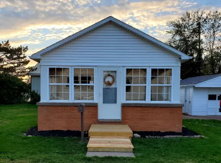 Buckeye Bungalow Charming and cozy cottage, close to everything