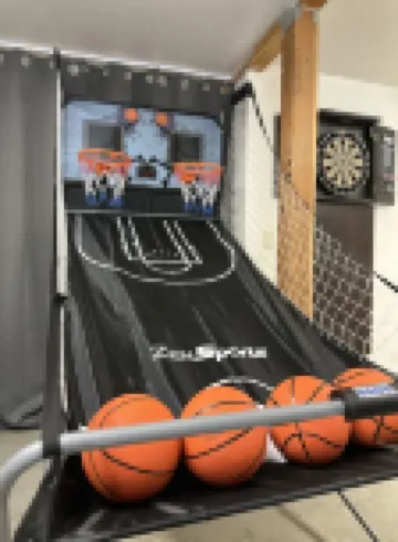 Log Cabin Getaway: WIFI, GameRoom, Firepit, pets OK!