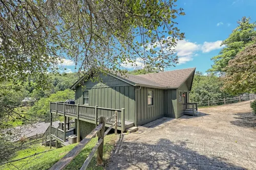 Hilltop Cottage with Hot Tub in Sky Valley, Ga