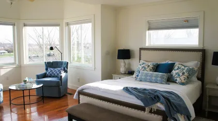 Beautiful lakeside view of Buckeye Lake! 5 minutes from all popular amenities.