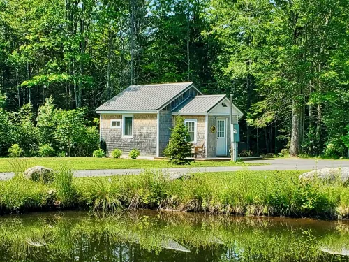 Cozy Cabin By The Pond, Sleeps 2
