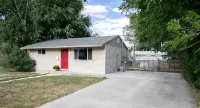 Remodeled Modern 2BR Home, Zero Cleaning Fees. Walmart Supercenter附近的飯店