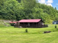Quiet cabin in the hills close to the trails and other outdoor activities.<br>