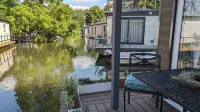 Tamanzi Taggs, floating home on idyllic island & sauna -Hampton Court & Richmond
