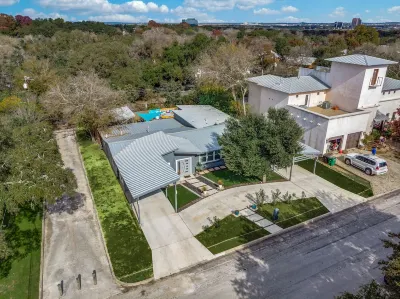 Luxury Modern Home with Heated Pool/Hot Tub, Pool Table, Poker Room & Games