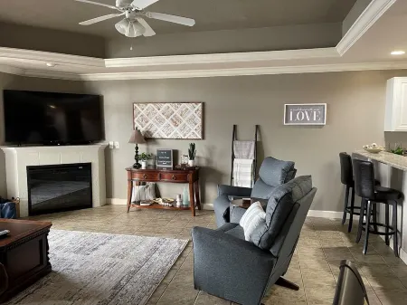 6109 Towers, Beautiful Condo! Quiet! Elevators, Indoor/Outdoor Pools. Free Wifi