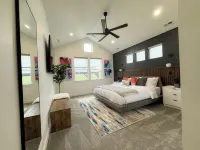 Luxury Home! Hot Tub, SportCourt, Putting Green, & BunkRoom for kids!