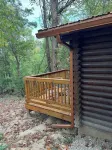 Peaceful log cabin on a back gravel road with private deck and amenities of home