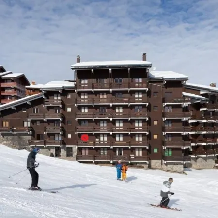 MERIBEL-MOTTARET Apartment Ski in ski out 1800m balcony south mountain view