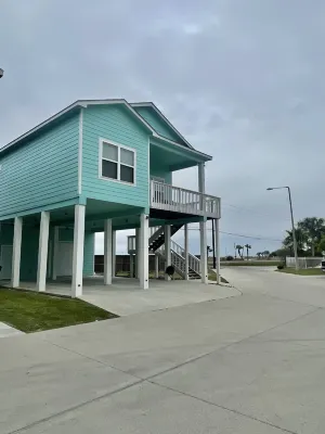 Newly built cottage with pool. Just minutes to the beach!