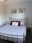 10 minutes to the euro tunnel. Lovely 1 bedroom annexe, sleeps 4, pet friendly