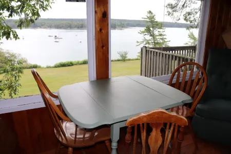 Cozy Cottage   with Spectacular Salt Water  View / 4 Kayaks Available/