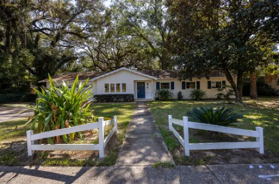 Near UF - Cozy Stay - Kitchen - Washer/Dryer