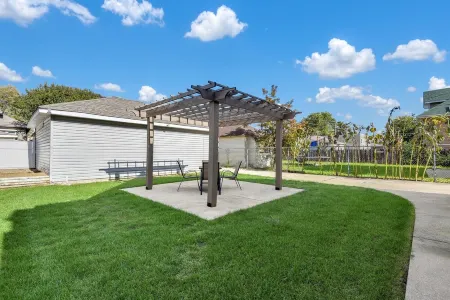 5 Star Upscale Entire Family Neighborhood Home