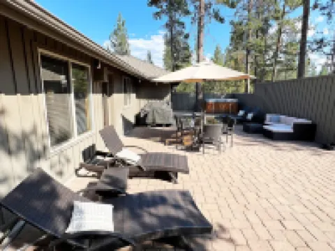 NEW LISTING! UPDATED 3 SUITES & AC! HOT-TUB, SHARC, FORT ROCK, BIKES, DOG OK.