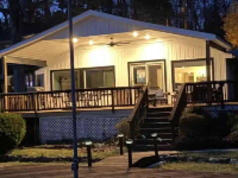 Lake Hamilton Lakefront! Main Channel Large Decks & Boat Dock! Spectacular View! Hotels in Piney