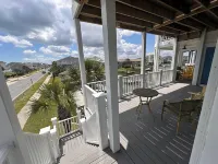 On canal. 3 minute walk from beach! 5 minutes from everything!!