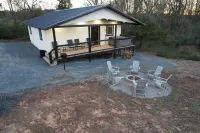 2 Bed Mountainside Cabin w/ Hot Tub 15 min to Mena