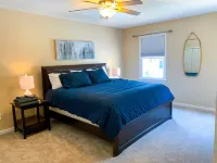 Lux King Suite- 16 miles of walking trails, central to Duke, UNC & RDU Airport