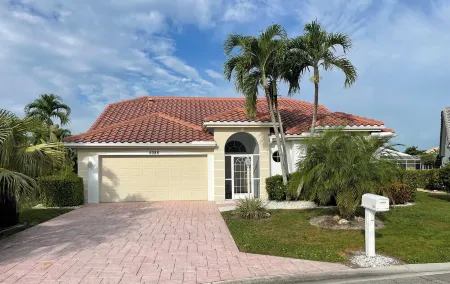 Beautiful Vacation Home with Saltwater Pool and Spa, Lake View and SW Exposure