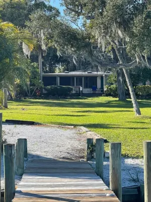Beautiful waterfront bungalow. Great for family vacation or couples fishing week Hotels in Micco
