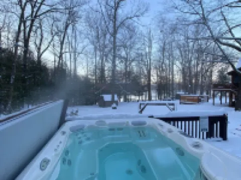 Lakefront, Wooded, & Secluded Home - Family Dogs Welcome. 加勒特縣酒店