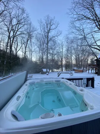 Lakefront, Wooded, & Secluded Home - Family Dogs Welcome.