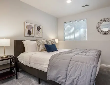 4 BEDROOM SKI RETREAT 3000 SQFT W/PRIVATE HOT TUB / SUPER CLOSE TO SKI RESORTS