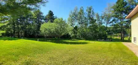 Peaceful retreat on Fawn Lake, local Winery, & minutes from the Dells!