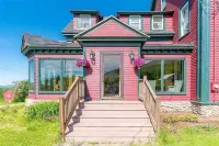 Incredible White Mountains 7 Bedroom 7 Bath Historical Home! Hotels near Muddy Paw Sled Dog Kennel