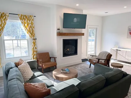 Alpine Townhouse - Stylish, Peaceful, and Walking Distance to Ellicottville Отели рядом с достопримечательностью «Watson's Chocolates»