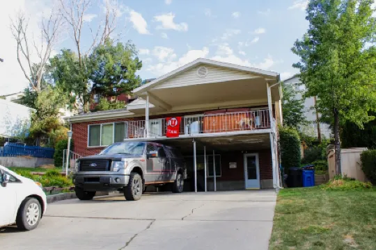 Updated Basement Apartment with Hottub & Incredible City View