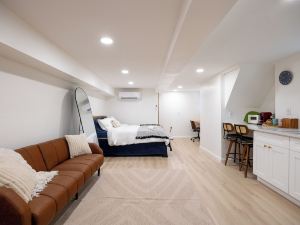 Affordable NYC Luxury: Warm & Inviting Stay, Walk to Riverside Views
