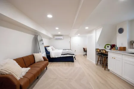 Affordable NYC Luxury: Warm & Inviting Stay, Walk to Riverside Views Отели рядом с достопримечательностью «SoJo Spa Club»