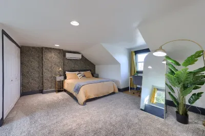 Modern 1-BR Apt by Train Station Hotels near Jared