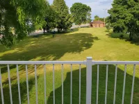 Charming Full Home in Downtown Escanaba – Walk to Beach, Park, and Marina! エスカナーバのホテル