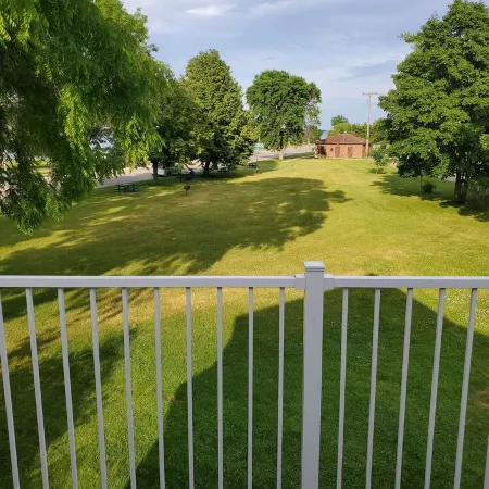 Charming Full Home in Downtown Escanaba – Walk to Beach, Park, and Marina! Отели в г. Эсканаба