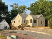 Beautiful Home in Downtown Rapid City two-bedroom one-bathroom; sleeps 5 people. 스토리북 아일랜드 주변 호텔
