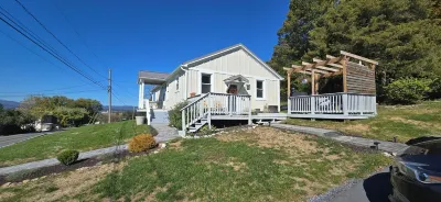 Hillside 3-bedroom bungalow 1 mile from Harrisonburg City limits, great views! Horizons Edge Sports Campus附近的飯店