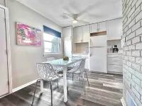 Colorful Retreat, w/ Firepit and 2 TV's.  By Royal Oak! Hotels in Madison Heights