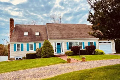 Spacious home - Sleeps 15 -Steps to a Private Beach