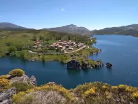 Hobbit House (bioclimatic and half-buried with green cover