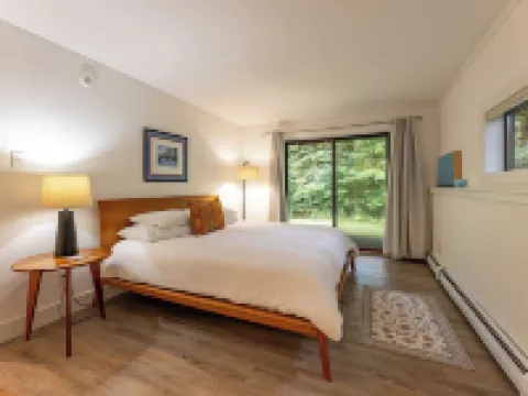 Vermont get-away end unit townhouse nestled in the trees Hotels in Quechee